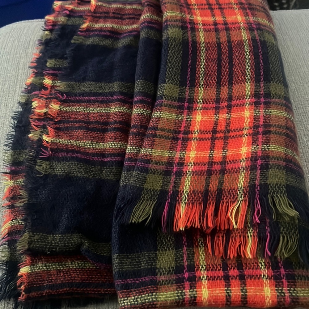 BLANKET SIZE WEAP/SCARF NWOT